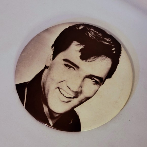 Vtg Elvis Presley Large  6" Button Easel Stand 1960's. Rare. - Picture 5 of 5